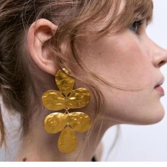 Runway Chandelier Earrings - Picture 1 of 4